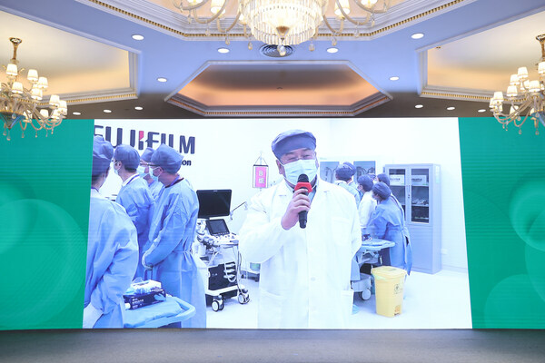 上海长海医院杜奕奇教授连线画面 上海长海医院杜奕奇教授连线画面